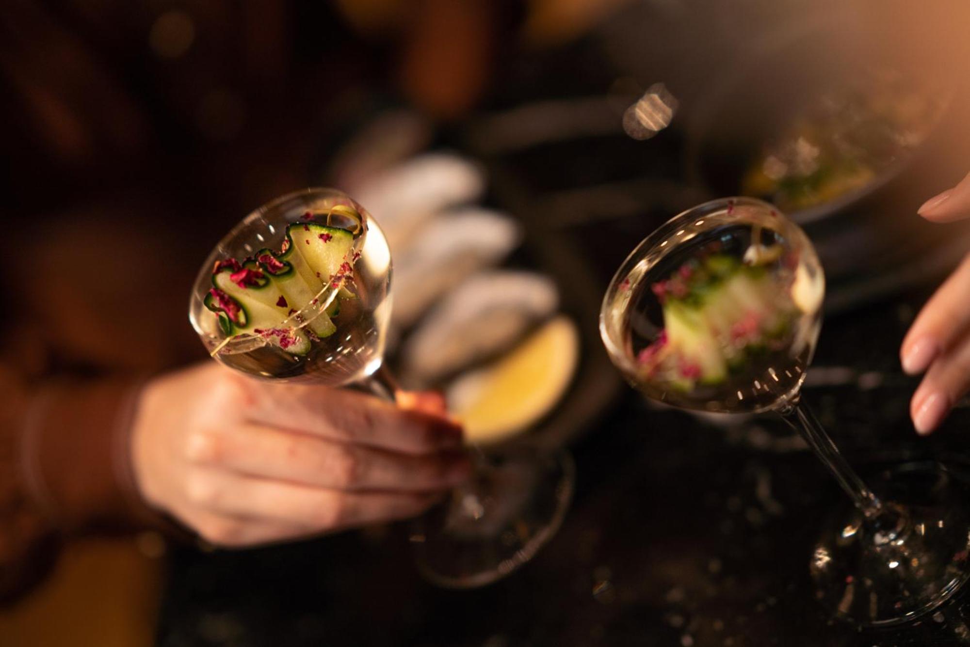 The Inchcolm By Ode Hotels ブリスベン エクステリア 写真 Two glasses of champagne
