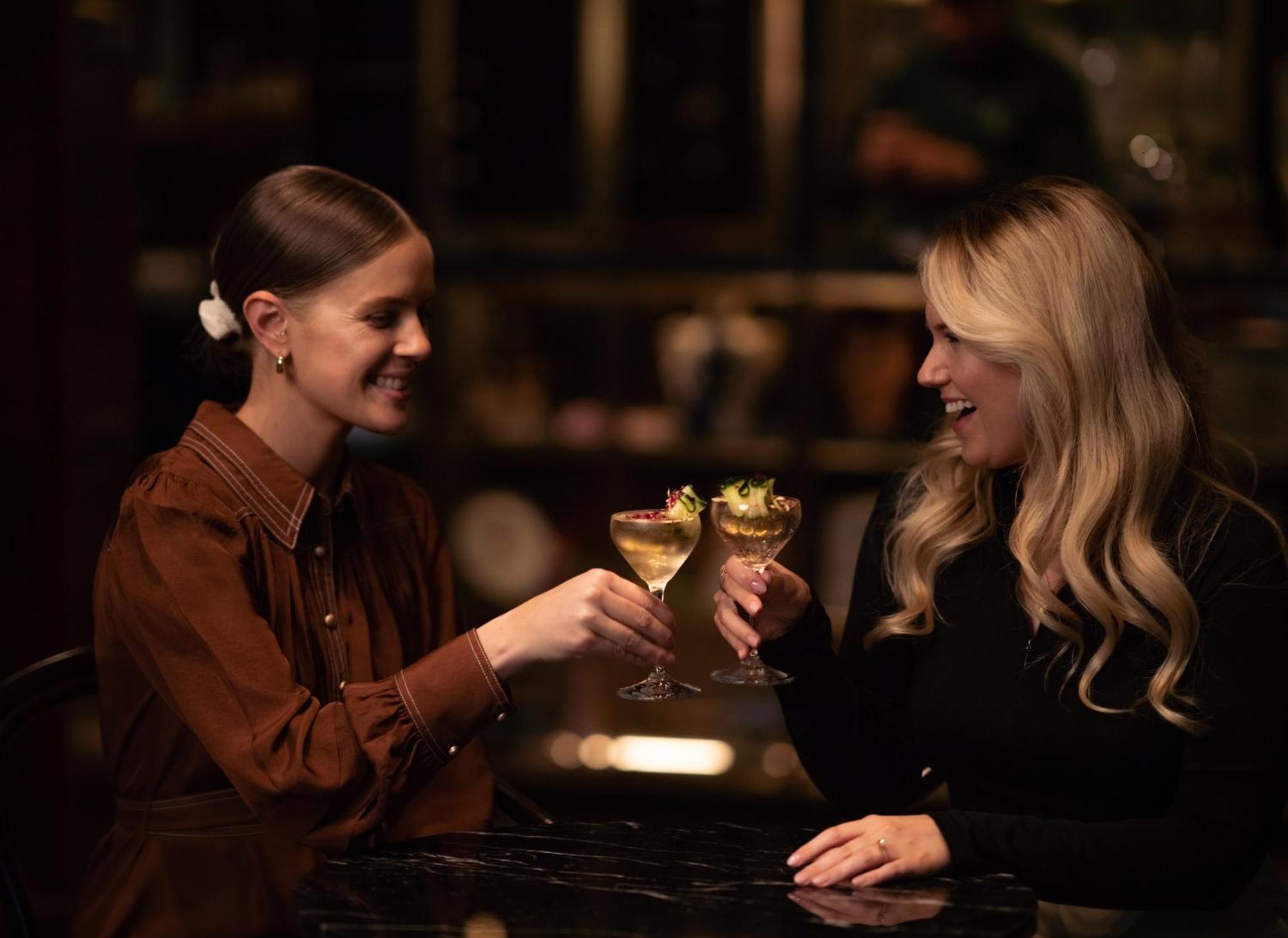 The Inchcolm By Ode Hotels ブリスベン エクステリア 写真 Two women drinking cocktails