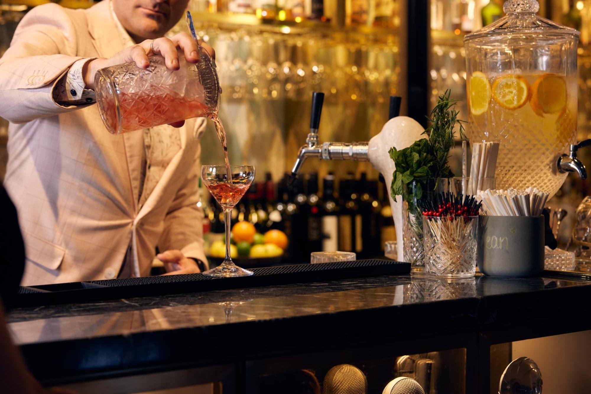 The Inchcolm By Ode Hotels ブリスベン エクステリア 写真 A bartender at work
