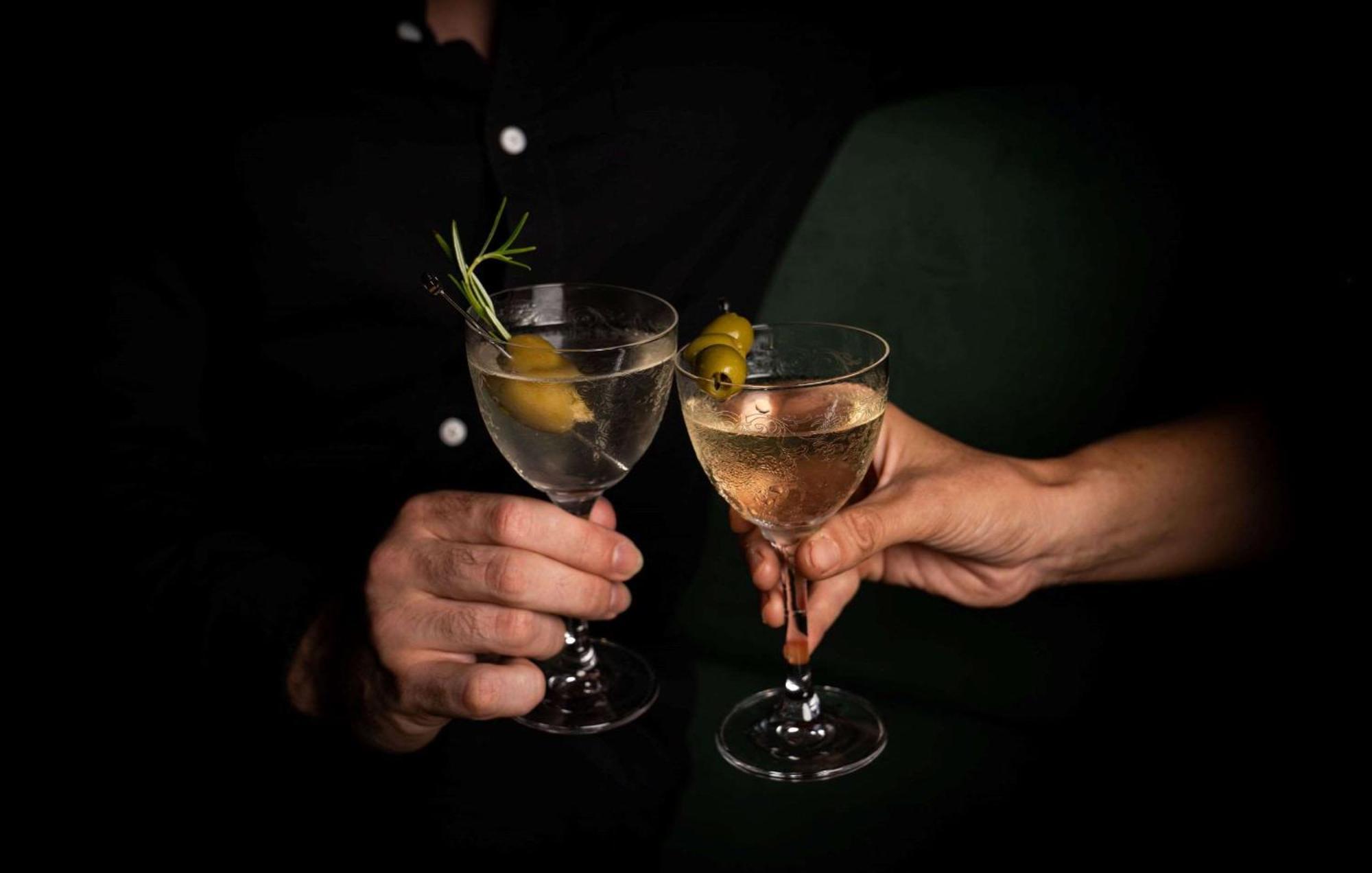The Inchcolm By Ode Hotels ブリスベン エクステリア 写真 A Vesper (left) and a French 75 (right)