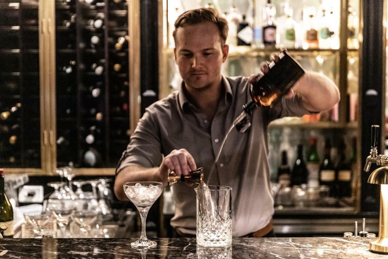 The Inchcolm By Ode Hotels ブリスベン エクステリア 写真 A bartender at work